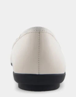 Comfortable Women's Point Toe Flat in Eggnog Leather